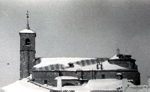 La Parroquia cubierta por la nieve en el invierno de 1965.