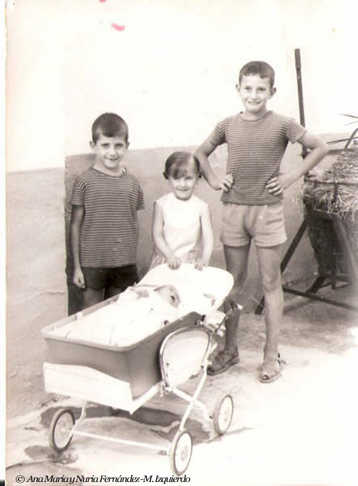 Foto familiar de "los farreteros", Antonio, José, Loli, y Enrique.