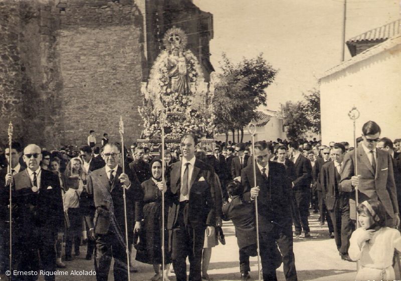 Procesión de la Virgen de Manjavas, 8 septiembre 1968.- Mayordomos; de izquierda a derecha; Vicente Chocano, Urbano Castellano, Eugenio Castellano, Francisco Contreras y Ulises Chocano.