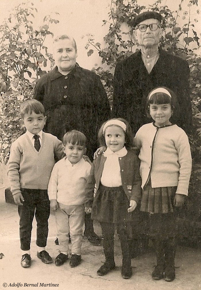 Ignacia Martínez y Patrocinio Bernal con sus nietos Javi Bernal, Víctor Fernández, Mª Ángeles Bernal y Elida Bernal.