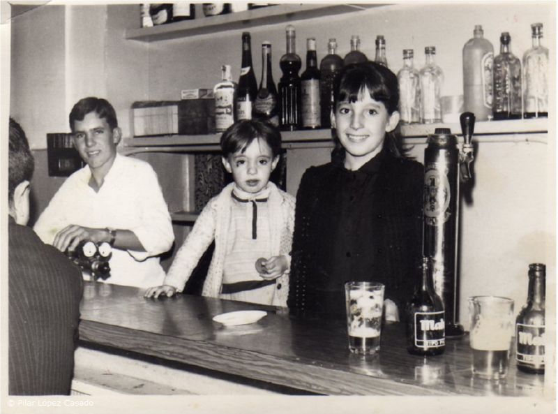 Vicente, Pilar y Mari Petra López Casado, en el bar "Barrena".