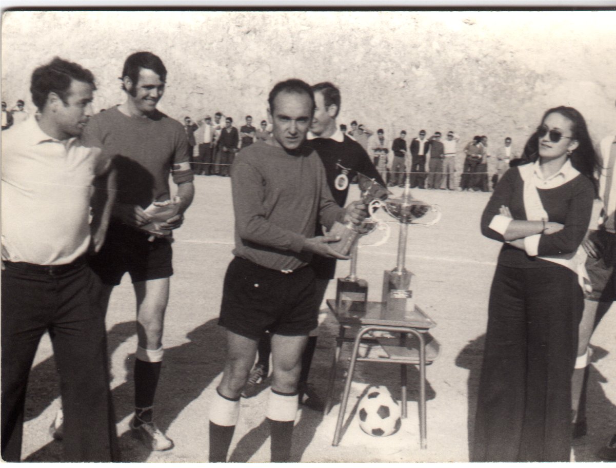 Rafael Peñalver recoje el trofeo. También están Teodoro, Enrique y la dama de las fiestas Mª Teresa Chacón.