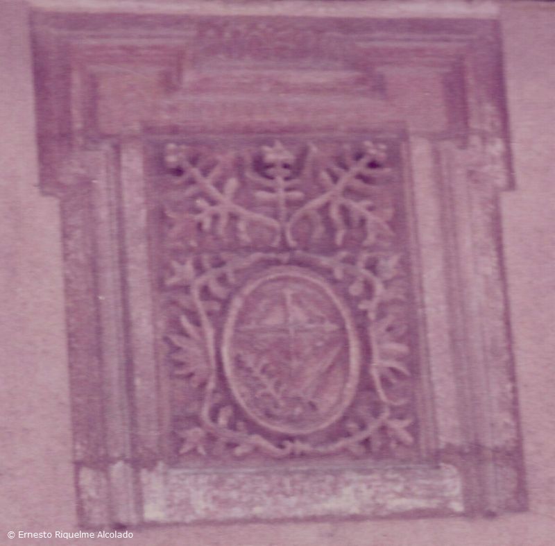 Foto tomada en el año 1980, es el escudo de la Inquisión año 1738, se hallaba en la casa del "hermano" Ignaciete, el padre de Dioclecio Morales. La citada casa fue construida a primeros de los años 50, por el albañil Sebastián Peñalver "majoca", el cual con un clavo manipuló la fecha del escudo en el 7 hizo un 4, con lo cual el año es de 1438, cuando no existía la Inquisión en Castilla.
