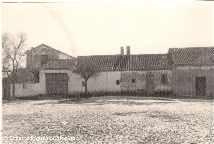 Quintería de La Olma. La casa de la izquierda es del término de Mota - Cuenca, la de la derecha del término de El Toboso - Toledo y la del fondo del término de Pedro Muñoz - Ciudad Real, donde coinciden los límites de las tres provincias.