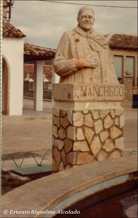 Monumento al Manchego en el día de la inauguración de la Fuente de Santa Rita con vino