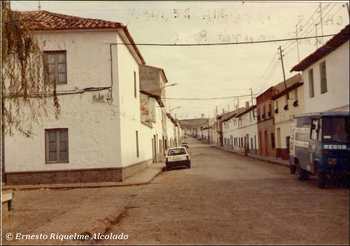 C/ Hernán Cortés.

Esta fotografia no puede ser del 80, pues el Opel Corsa, no llegó a España hasta el año 83. Aportación de Damián Escudero Cano.