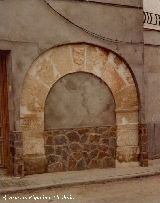 Arco con escudo en la calle Ramón y Cajal