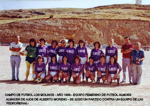 Campo de Fútbol Los Molinos. Equipo Femenino de Fútbol Almoes (Almacén de Ajos Alberto Moreno). Se juegó un partido contra un equipo de Las Pedroñeras.
