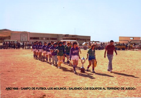 Campo de Fútbol Los Molinos - Saliendo los equipos al terreno de juego.