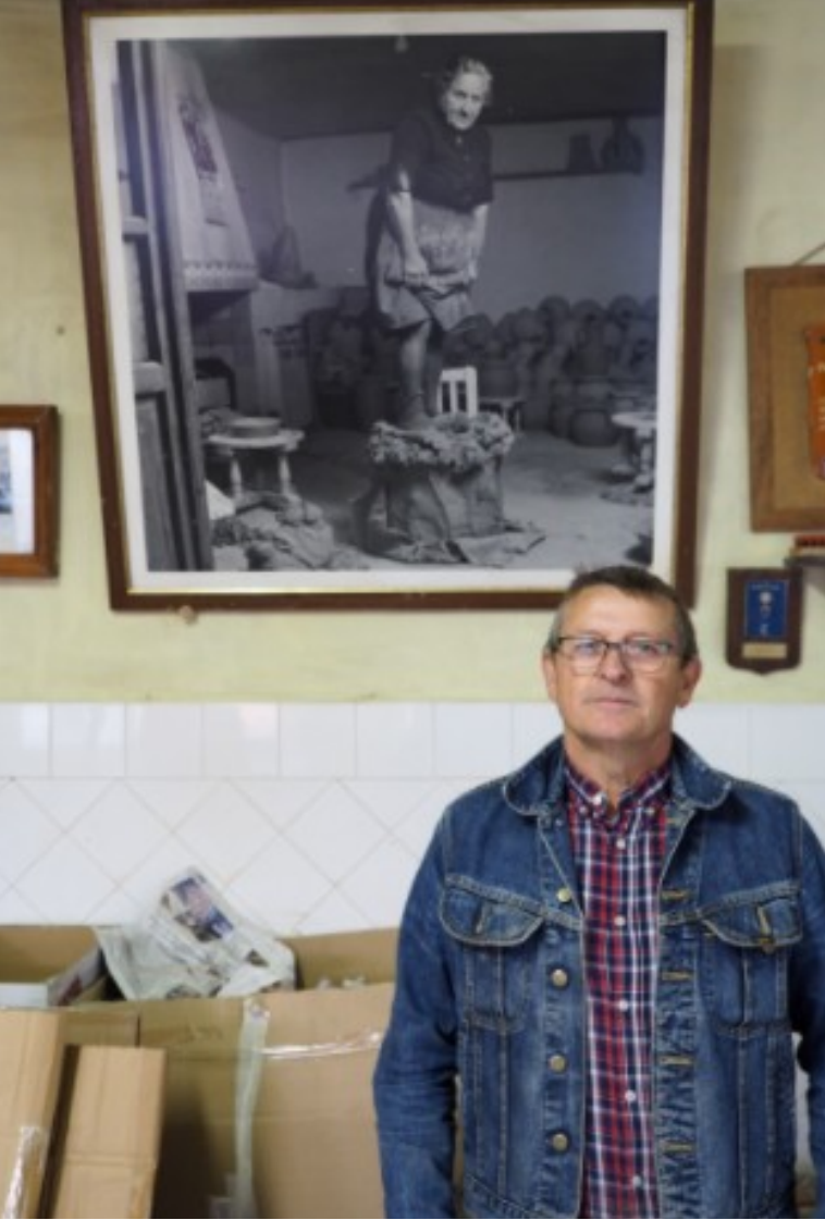 Evelio López Cruz delante de una gran foto de Dolores Cruz Contreras