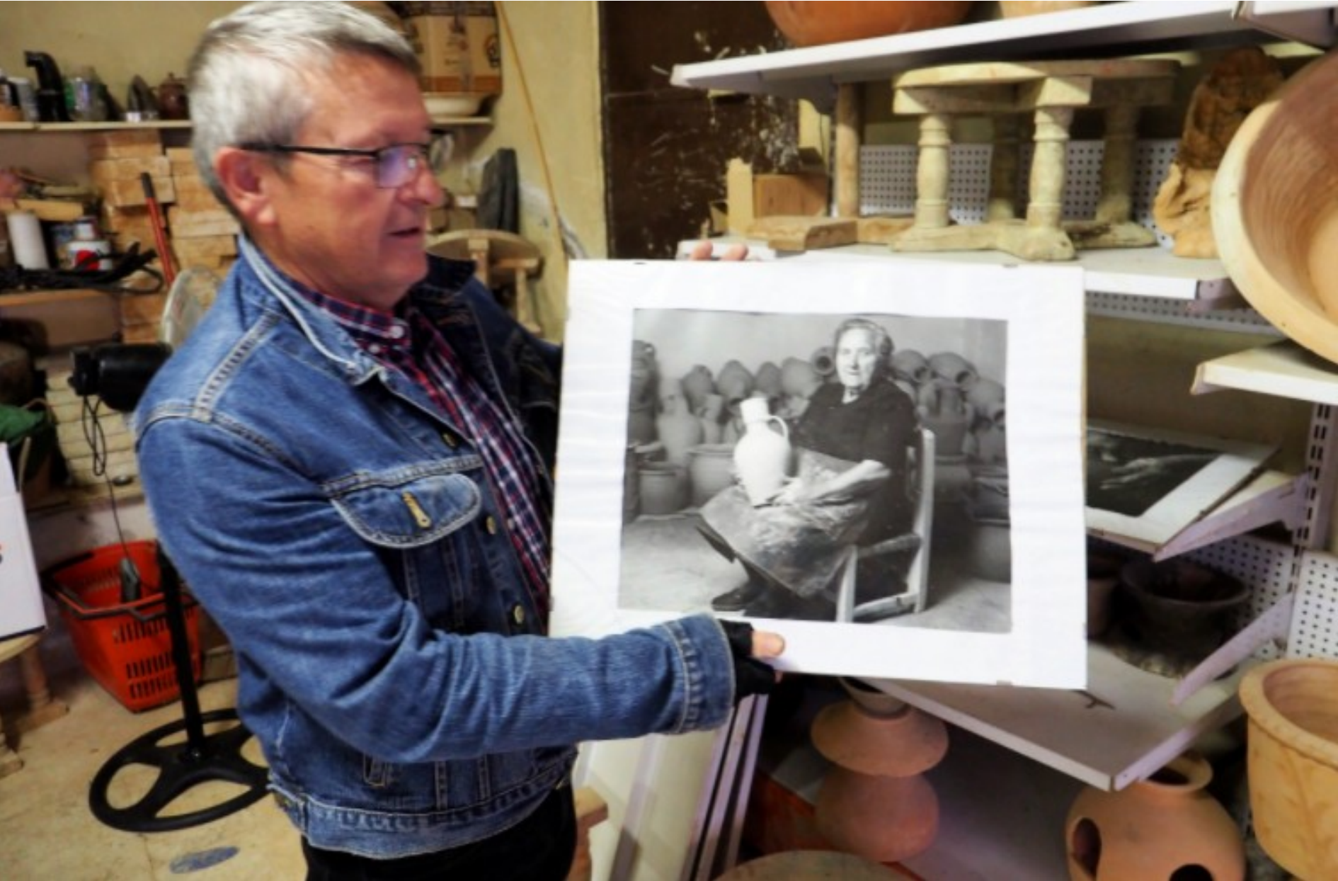 Evelio López Cruz con otra foto de su madre