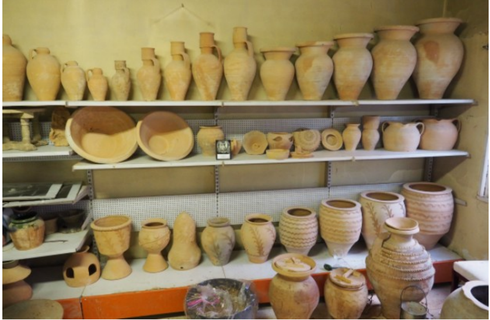 Diversos cacharros de la antigua producción de Dolores Cruz Contreras