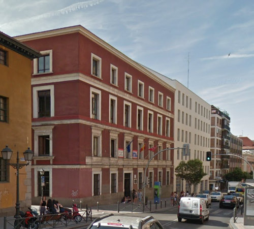 Edificio (de fachada roja) donde estuvo situada la Escuela Normal–Seminario Central de Maestros, en la calle San Bernardo, nº 80 de Madrid